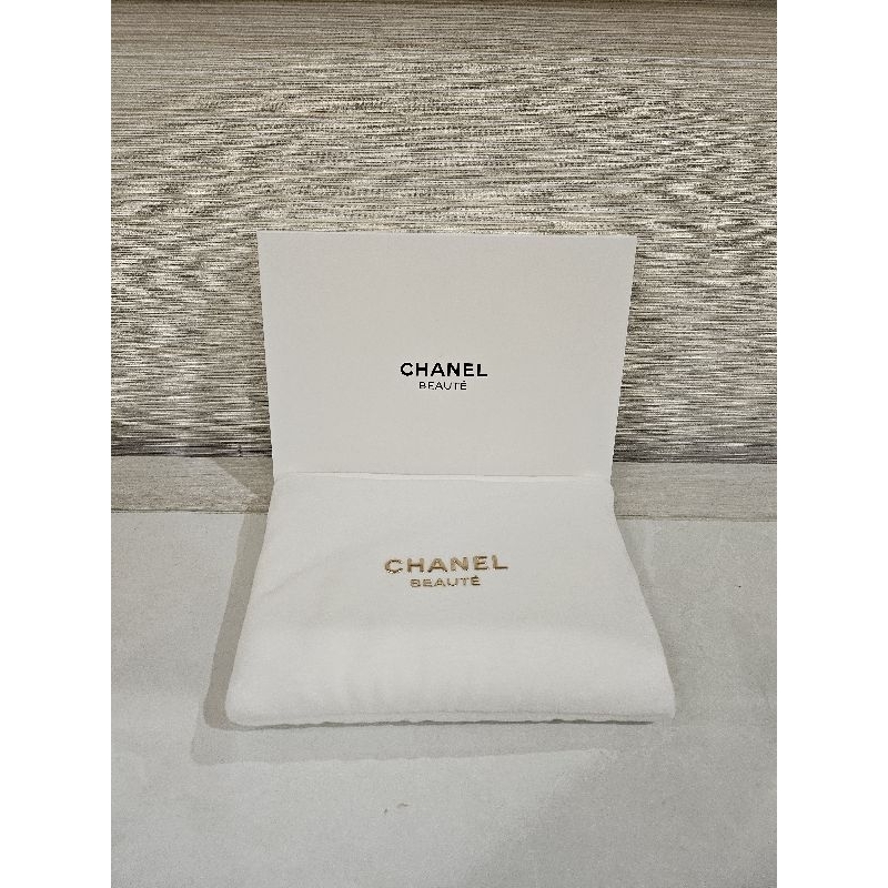 Chanel Cosmetic Bag สีขาวผ้านุ่ม อักษรสีทอง ขนาด 5×4"