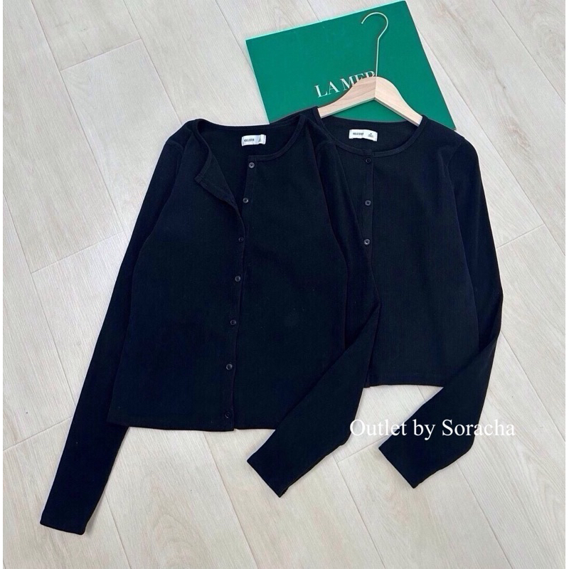 HOLLISTER Cardigan เสื้อคลุมสีดำ ผ้ายืดได้เยอะ แต่งกระดุมหน้า ผ้าไม่หนานะคะ ใส่คลุมได้ตลอดๆเลยค่ะ ma