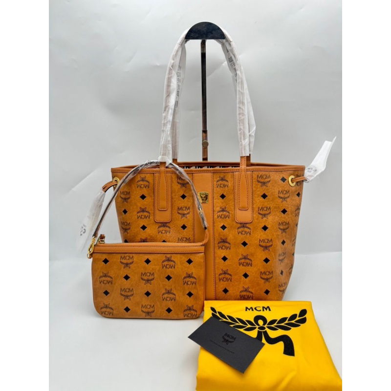 พร้อมส่ง [ผ่อน 0%]MCM REVERSIBLE LIZ SHOPPER IN VISETOS Size - Small
