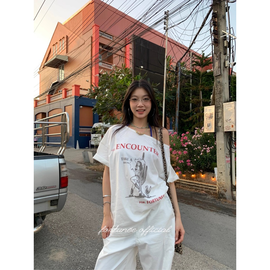 ❣Fortunee ❣ เสื้อยืดแขนสั้นแนวคิดดั้งเดิม สำหรับวันหยุด ดีไซน์ไหล่เฉียง พิมพ์ลายสาวคาวบอยเดนิม ทรงหลวม สำหรับฤดูร้อน