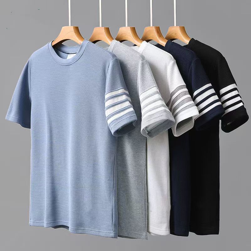 ใหม่ เสื้อยืดคอกลมแขนสั้น ผ้ารังผึ้งแต่งเเถบแขน ทรงสวย ใส่สบายเข้ากับทุกลุค