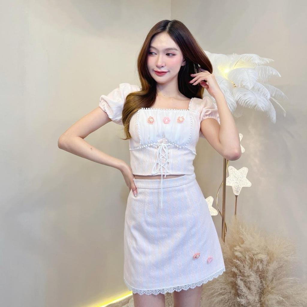 [NITTAYA] D2566 ชุดเซตเสื้อครอปคอเหลี่ยมแขนตุ๊กตาผ้าลายดอกไม้สายไขว้ประดับดอกไม้+กระโปรงใส่เที่ยว ออกงาน คาเฟ่ ดินเนอร์