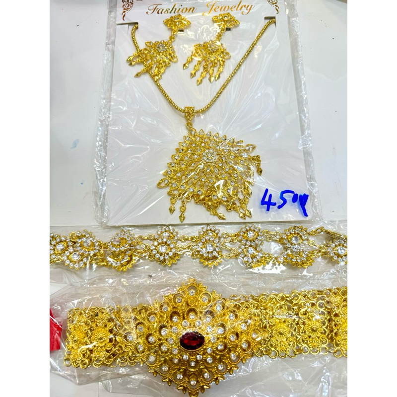 เซ็ตสร้อย ต่างหูใหญ่ รวมสังวาลพลอยใหญ่สีเงินเงางาม พร้อมเข็มขัดหัวพลอยสีแดงเงิน