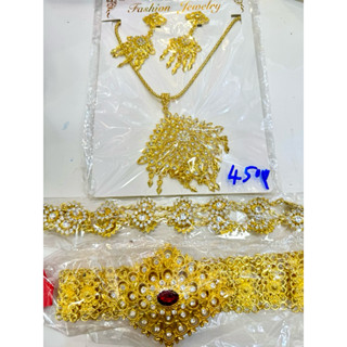 เซ็ตสร้อย ต่างหูใหญ่ รวมสังวาลพลอยใหญ่สีเงินเงางาม พร้อมเข็ม…