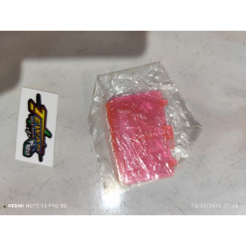 ฝาปิดถ่านรถกระป๋องกลมตราเพชรและรถป๋องgen1และgen2มีสีตามภาพครับราคาชิ้นละ50บาทครับใส่กับรถป๋องกลมรุ่นเก่าได้หลายรุ่นครับ