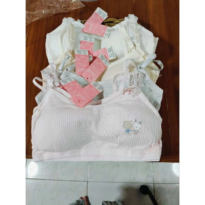 เสื้อในสปอร์ตแรกรุ่น