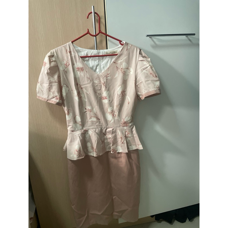 เดรสElgrand ไซส์M สีชมพูตุ่นๆ มีระบายที่เอว คอวี ตัวกระโปรงเป็นสีพื้น