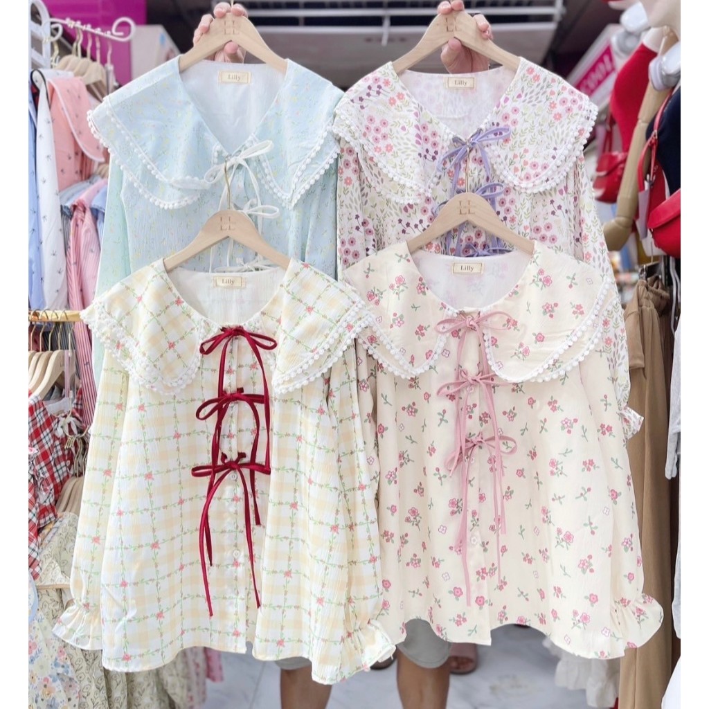 ป้าย Lilly เสื้อผ้าครัชพิมพ์ลายคอบัว 2 ชั้นแต่งลูกไม้โบว์ผูก อก 44 นิ้ว ยาว 25 นิ้ว
