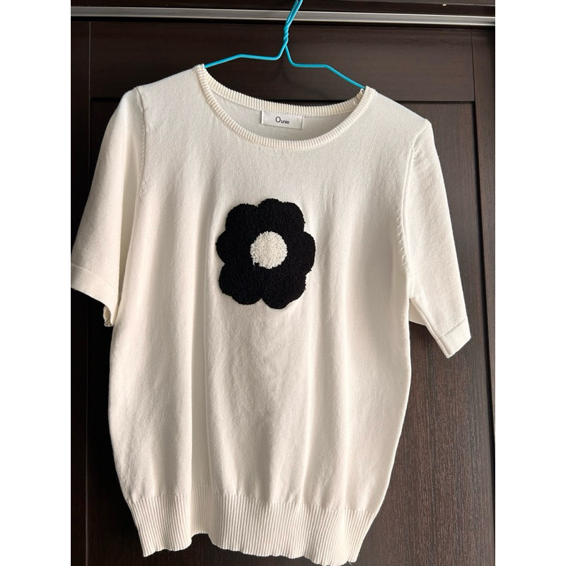 เสื้ิอไหมพรหม มือสอง ลายปักดอกไม้ ป้ายOunie