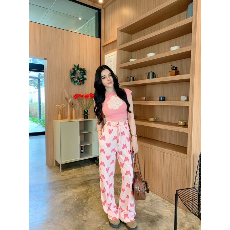 Lanta เซ็ต 2 ชิ้น เสื้อครอปคอกลมรีดเพชร มาพร้อมขายาวลายน่ารักสุด ทรงสวยปัง