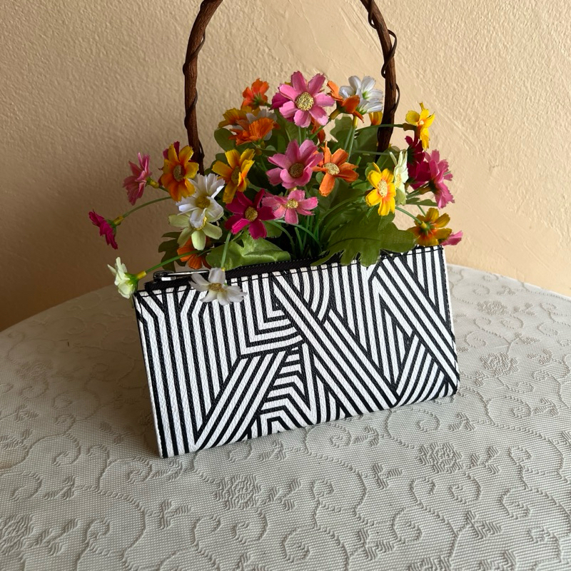 DKNY แท้💯 กระเป๋าสตางค์ ใบยาว สภาพสวยเหมือนใหม่ 1 ช่องซิบ ใส่บัตรได้ 8 ใบ ยาว 7.5 นิ้ว กว้าง 4 นิ้ว 