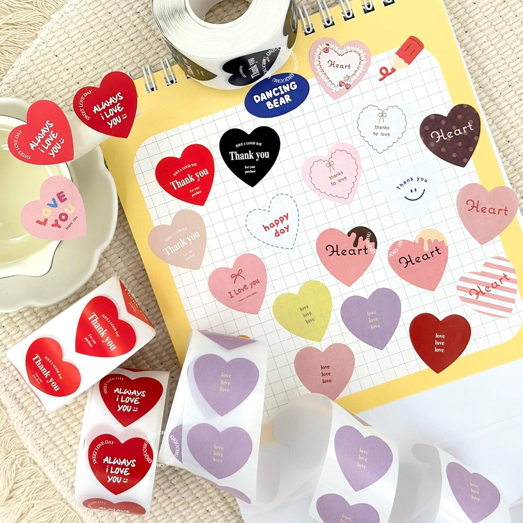 [พร้อมส่ง🇹🇭] (ม้วน 500ดวง) สติ๊กเกอร์ม้วนไดคัทรูปหัวใจ ♥ Size 2.5 cm