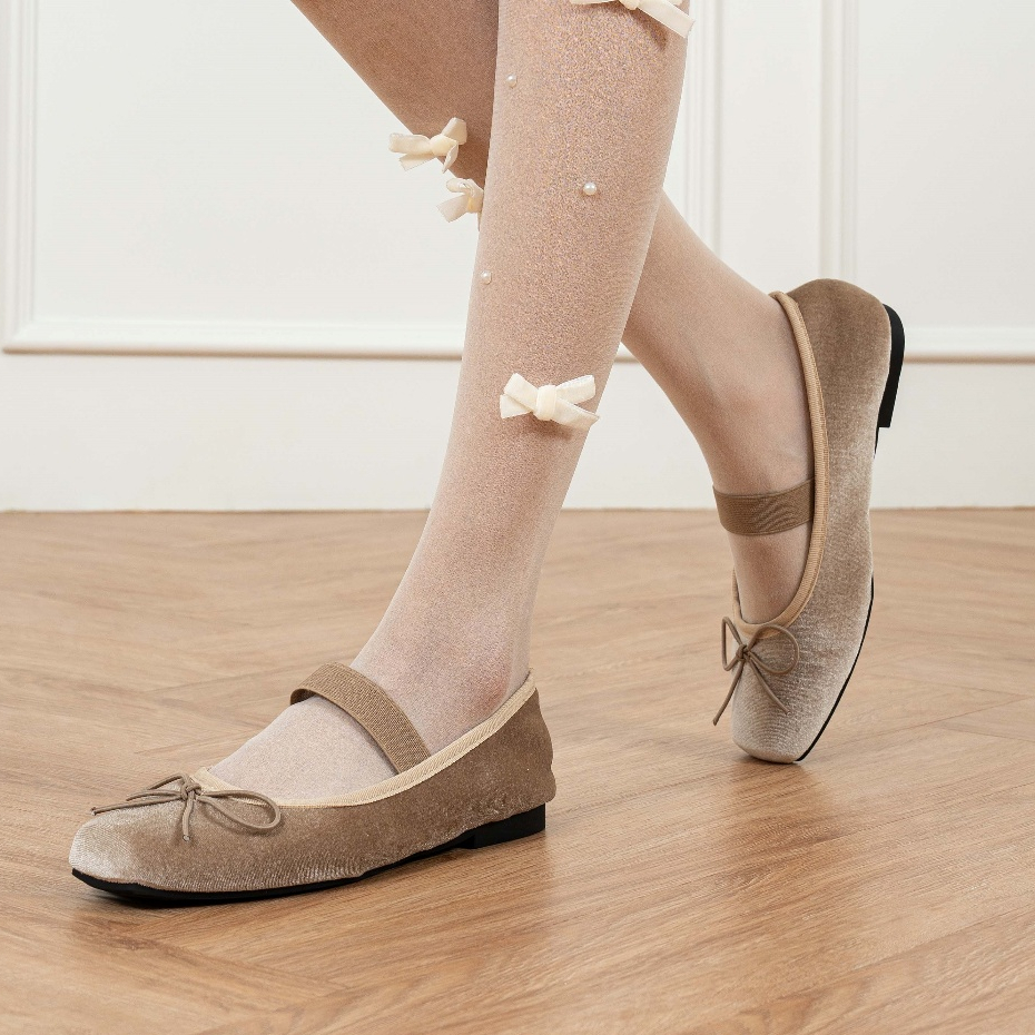 Mellowco รองเท้าบัลเล่ต์ส้นแบน Ballet หนังกำมะหยี่ประดับโบว์ รุ่น Call Me Lily M8-4426