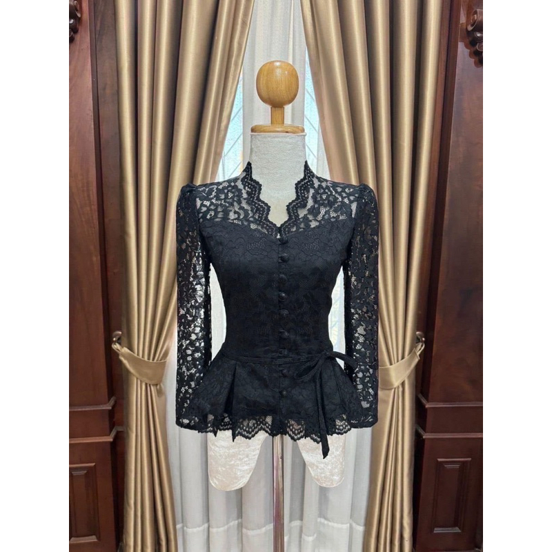 R9 เสื้อผ้าลูกไม้ คอระบาย กระดุมด้านหน้า แขนไม่อัดกาว