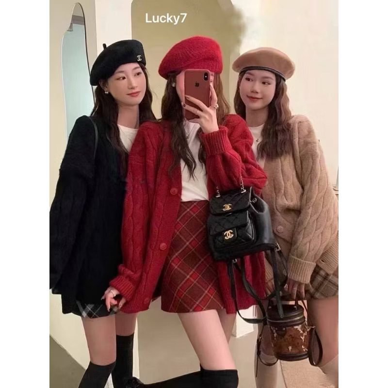 BY IRA Cardigan  เสื้อไหมพรมแขนยาวคริสมาสต์ สวมเสื้อสเวตเตอร์สีแดงใหม่ เหมาะสำหรับเทศกาลสิ้นปีสุดๆ ผ้าระเบิดหนาถัก