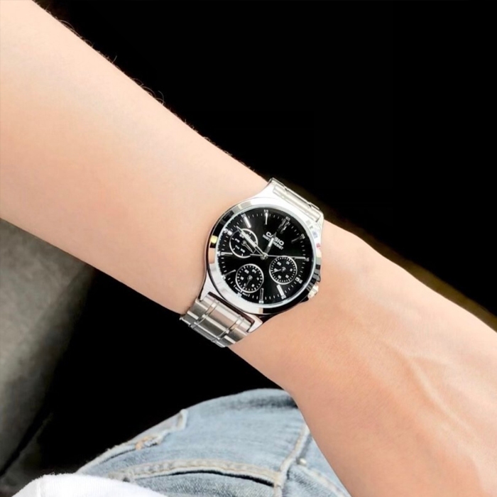 Casio Standard นาฬิกาข้อมือผู้ชาย สายสแตนเลส รุ่น MTP-V300,MTP-V300D,MTP-V300D-1A - สีเงิน