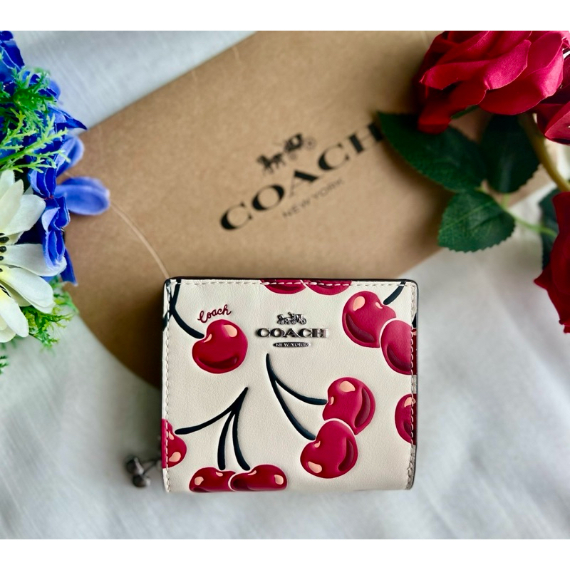 🍒พร้อมส่งที่ไทย🍒 Snap Wallet In Signature Canvas With Cherry Print ขนาด : 4.25"(L) x 3.5" (H) x 1" (