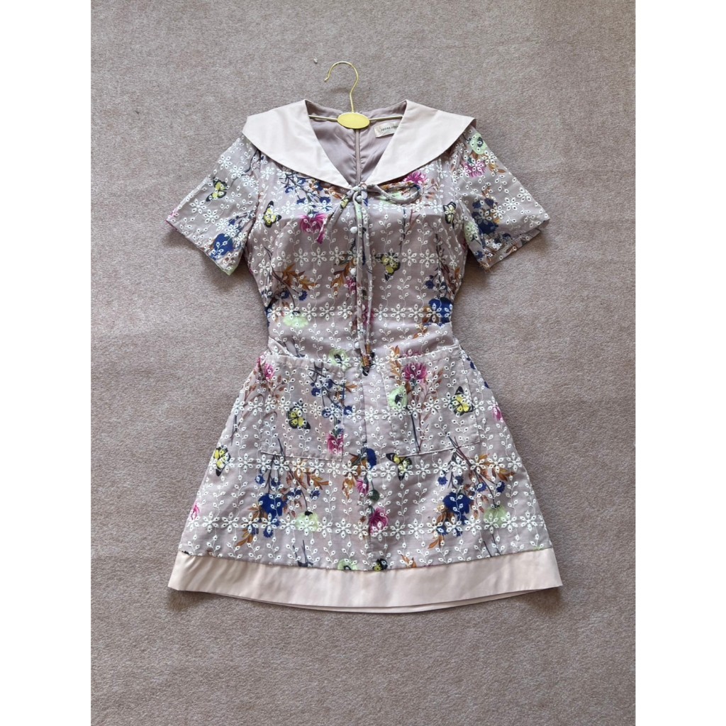 WK08 เดรสแขนสั้นปักลูกไม้ฉลุสีครีม Sz.XS ป้าย.JOOBS STUDIO