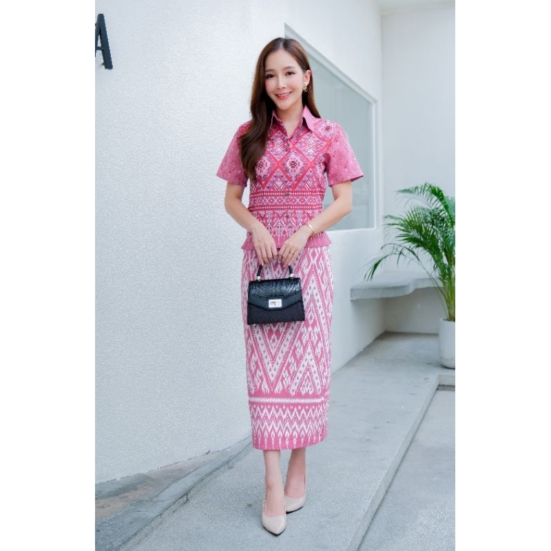 เสื้อผ้าไทยพื้นเมืองหญิงลายไทย