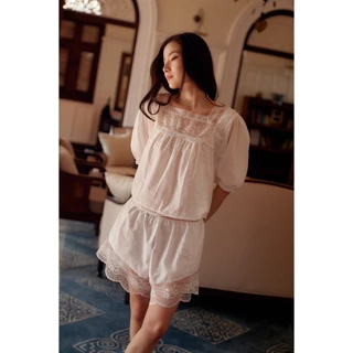Allur Quarter Helen top เสื้อ blouse คอเหลี่ยมแต่งลูกไม้