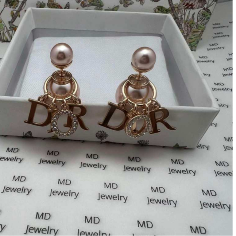 พร้อมส่ง ต่างหูทับหลังมุกตัวอักษรฝังเพชรตัว O งานพรีเมี่ยม สีพิ้งค์โกล ทองเหลือง ก้านเงิน925 ไม่แพ้ เป็นมิตรต่อผิว