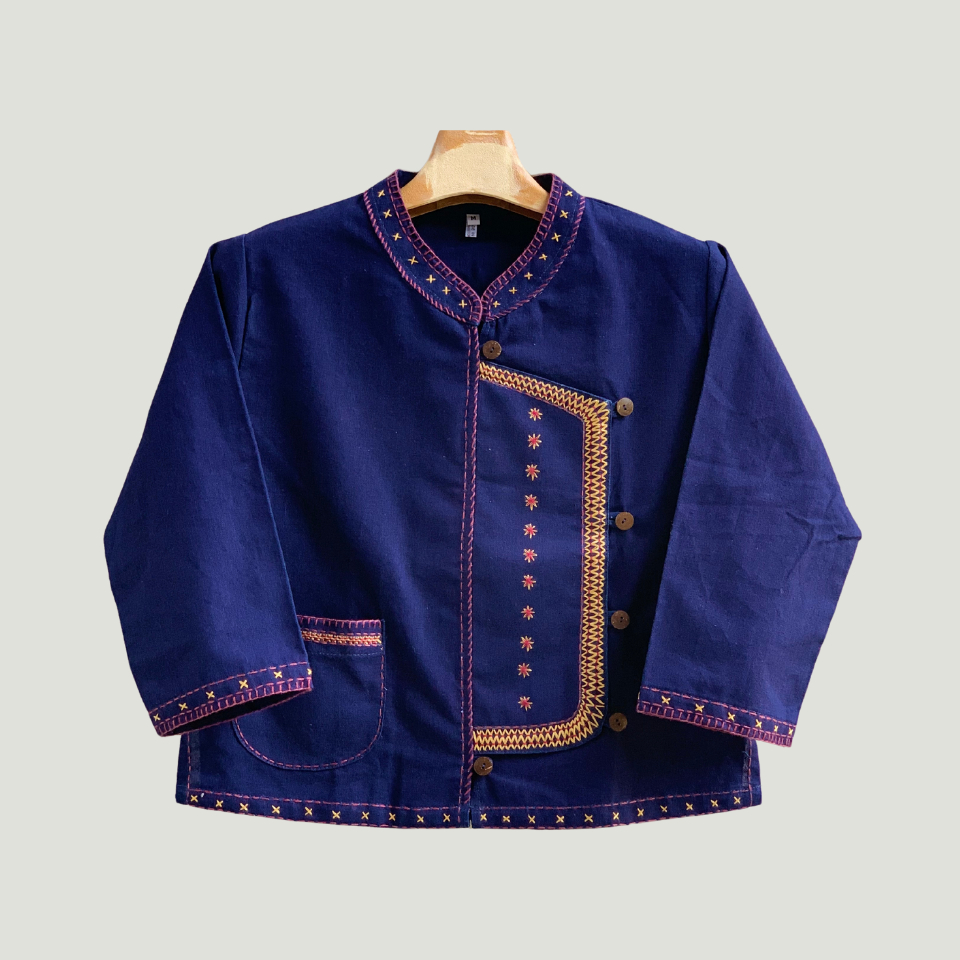 เสื้อผ้าฝ้ายม่อฮ่อม คอจีนผู้หญิง งานปักละเอียดประณีต กระดุมกะลาสุดคลาสสิกงามแบบชาวล้านนา ทรงสวยน่าสวมใส ทำงานได้ทุกโอกาส