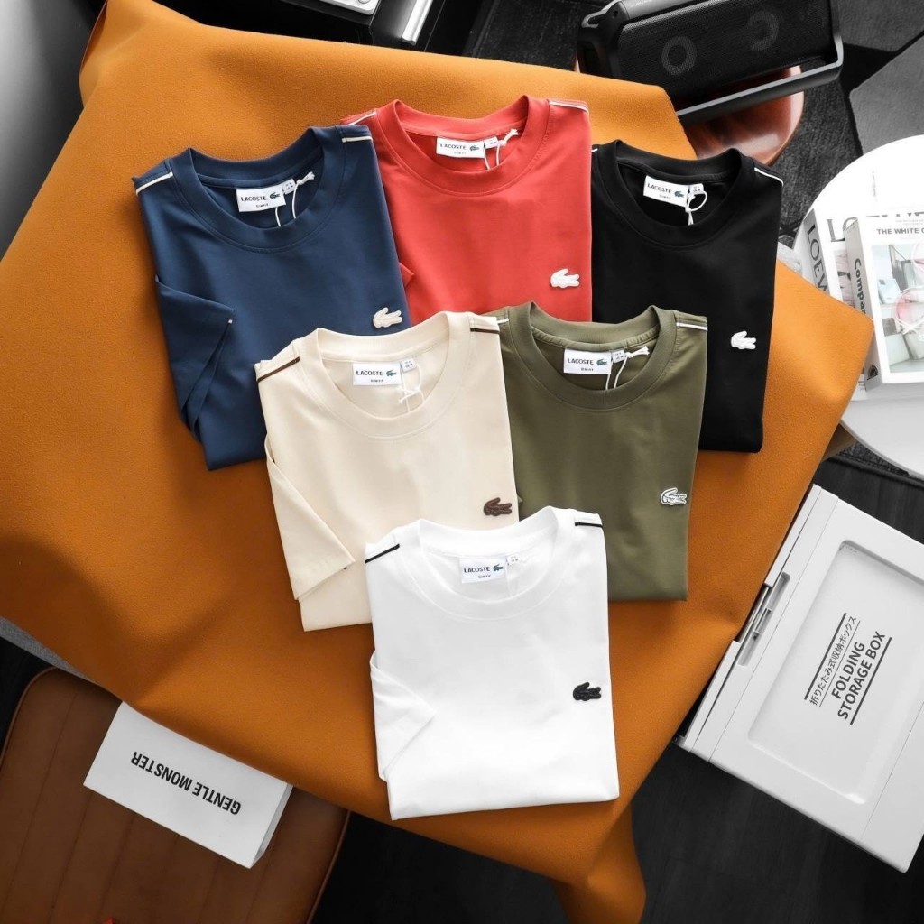 เสื้อยืด LACOSTE คอกลมแขนสั้นดีเทลเรียบๆช่วงแขนแต่งลายเส้น 2 ข้างนื้อผ้าcotton