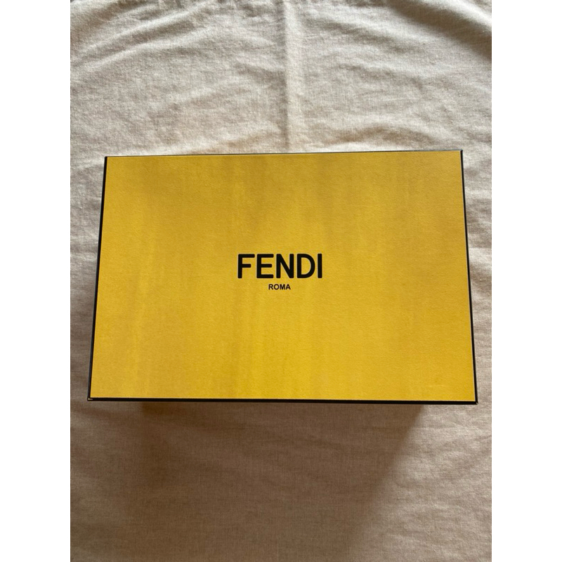 กล่องรองเท้า fendi แท้ 100%