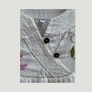 เสื้อผ้าฝ้ายสาลูสีขาวมะลิ คอจังโก้แขนสั้นงานปักถักมือ ลายดอกไม้ สวมใส่เย็นสบาย ไม่กลัวร้อน ตลอด Summer มีขนาด 38-48 นิ้ว
