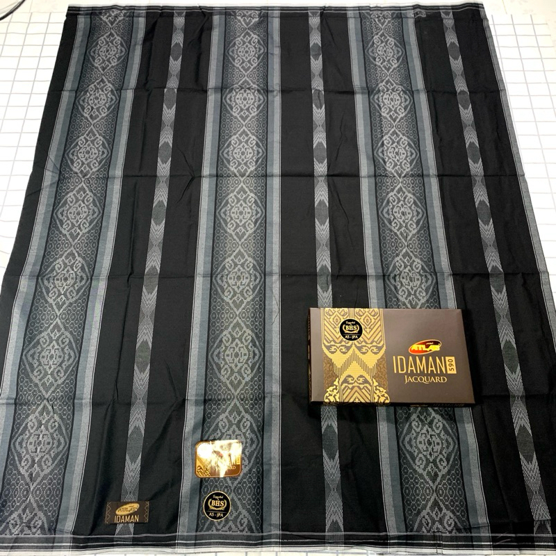 ผ้าถุงผู้ชาย ผ้าโสร่งผู้ชาย แบรนด์ ATLAS  IDAMAN 590 จักกาด ตัวใหม่  ลายปัก ไม่ลื่น ซับน้ำดี ลายสวย เย็บแล้ว พร้อมกล่อง