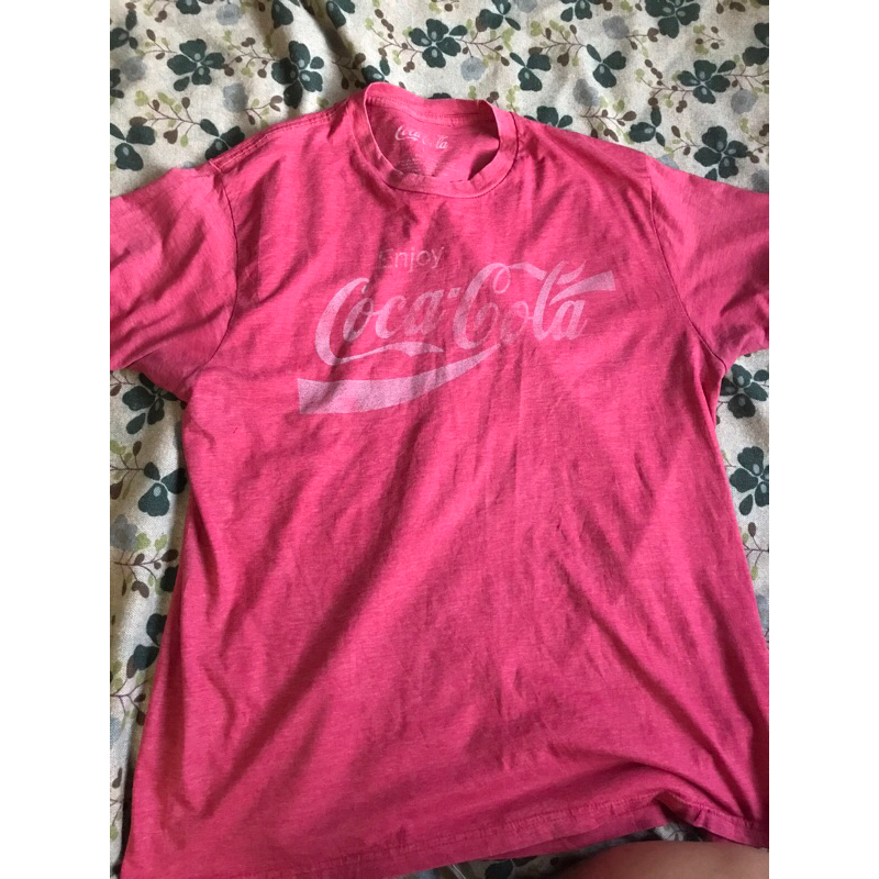 เสื้อโค้ก coke Coca Cola ไซส์ L มือ2ของแท้มีเปื้อนจุดเล็กๆ ของสะสมCoke ของสะสมCoca-Cola ของสะสมโค้ก 