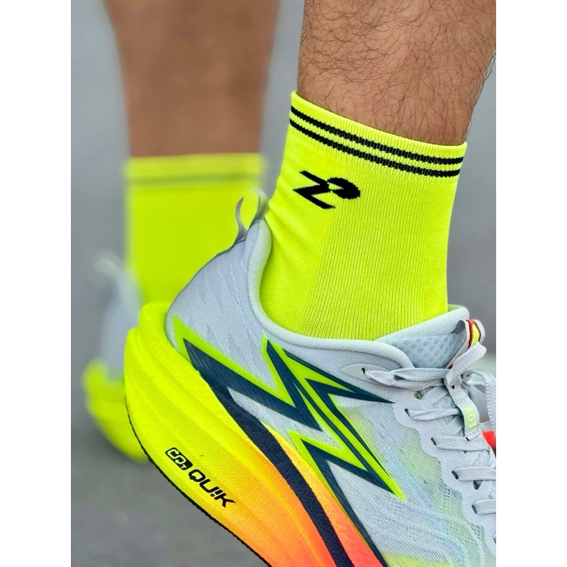 ถุงเท้าวิ่ง INZONE รุ่น Light Flow สีเขียวนีออน เบาสบาย ลดเท้าพอง INZONE performance running socks