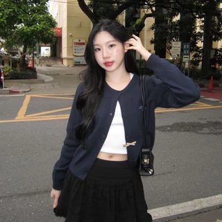 Sistersfabric - Anna Cardigan เสื้อคาดิแกนไหมพรม ปักโลโก้ มีกระดุม ผ้าหนานุ่ม