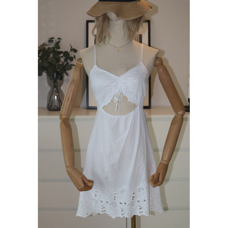 มินิเดรส เดรสสั้นสายเดี่ยวสีขาวลูกไม้น่ารักสายเซ็กซี่ แบรนด์OYSHO SIZE S สภาพดี มือสองของแม่ค้า รูปภ