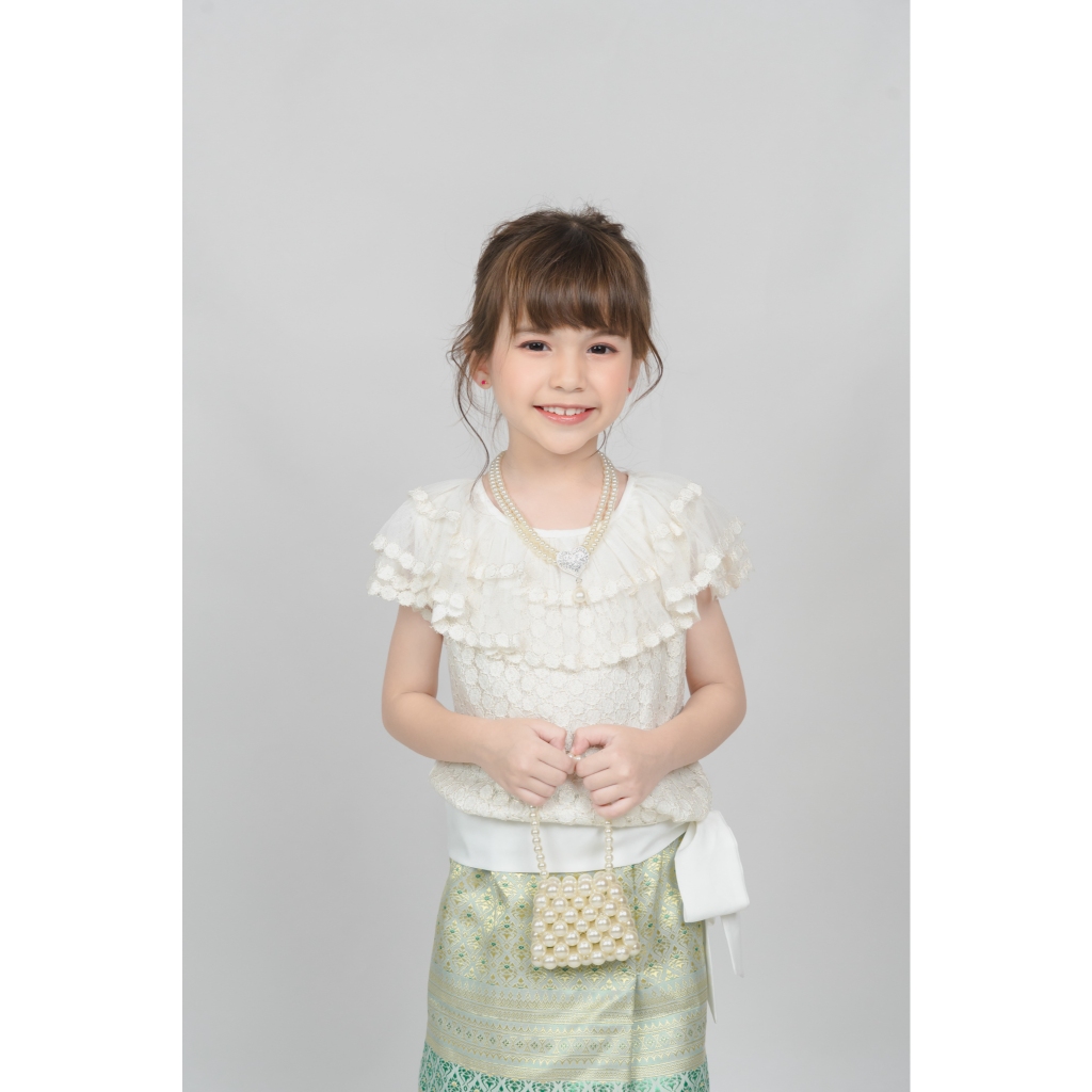 BS001 ชุดไทยประยุกต์เด็กและแม่ เสื้อลูกไม้คอระบายผูกโบว์ข้างพร้อมผ้าถุง - รูปที่ 3