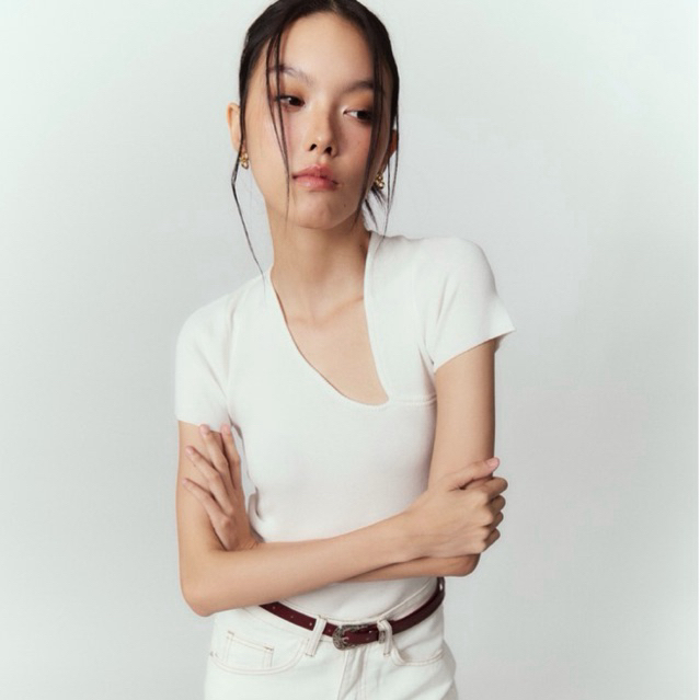 Weekend Wardorbe - Mika Asymmetric Top เสิ้อนิตแขนกุด เปิดอก เข้ารูปตามขนาดตัว