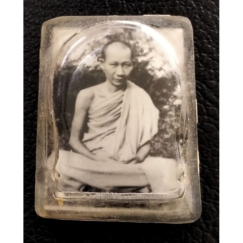 รูปถ่ายขาวดำยุคแรกคาดว่าประมาณปี18หลวงพ่อเกษมหลังติดสายสิญจน์สภาพสมบูรณ์มากๆหายากไม่ค่อยพบเจอ