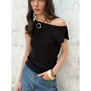STUDIO UNKNOWN - Nash Knit Top เสื้อนิตตัดต่อเทคนิคการทอลายดีไซน์ปลายรุ่ย