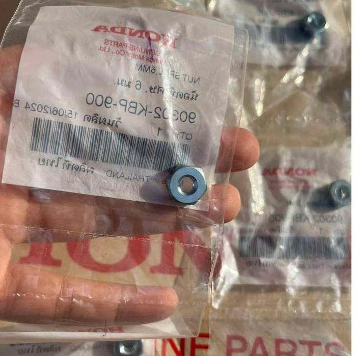 น๊อตหางปลาตั้งโซ่ น๊อตพิเศษ 6 mm. แท้ศูนย์ รหัส 90302-KBP-900