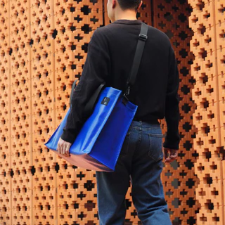 กระเป๋าสะพายข้าง ผ้าใบกันน้ำ สะพายไหล่ ขนาดใหญ่ ใส่ของ Laptop Taplet พกพาสะดวก CARTON BAG KIDNAP ME.