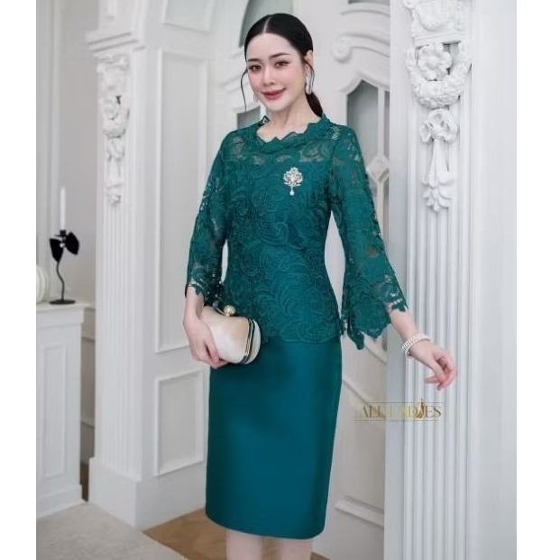 แบบสวยหรู  เดรสออกงาน ผ้าไหมคลุมลูกไม้ทอลายพิเศษเนื้อแน่นแขนระบาย ลายสวยหรูหราสง่างามมากค่ะ 3 สี ทองอ่อน ชมพูอ่อน เขียว