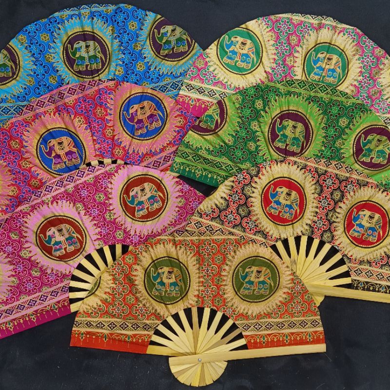 พัดไม้ไผ่ พัดลายช้าง กางได้ 41 เซนติเมตร ยาว 25 เซนติเมตร (คละสี)