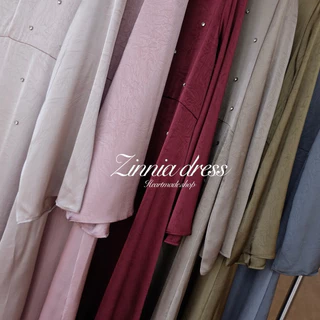 (D31) Heartmade—Zinnia dress🤍✨(ชุดเดรสซาตินแต่งคริสตัลพร้อมผ้าคลุม)