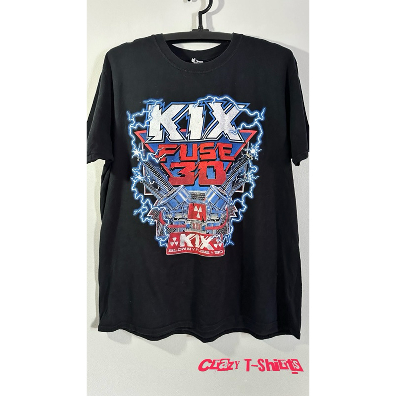 เสื้อวง Kix • Blow My Fuse 3D ของแท้จากกระสอบมือสอง
