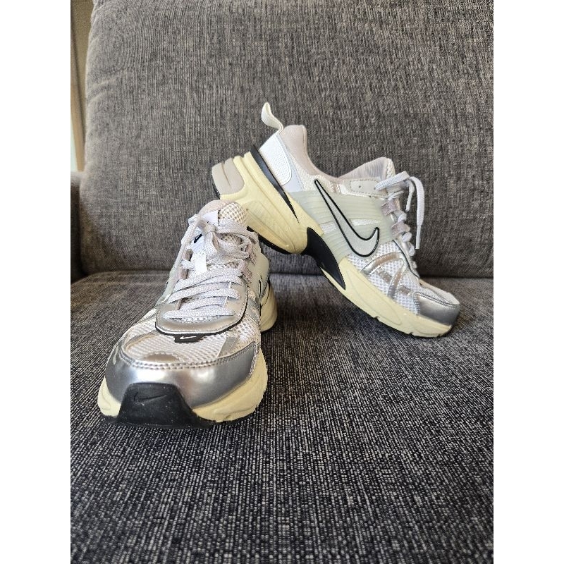 Nike v2k Run สีขาว/เงิน Size EU38.5 สภาพดีมาก