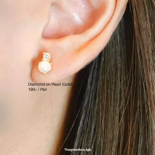 ต่างหู Diamond on Pearl เพชรและมุกก้านเงินแท้ S925- Thegreenbox