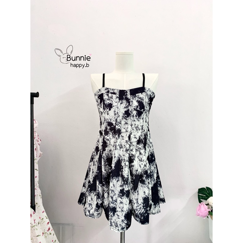 [ พร้อมส่งในไทย 🇹🇭 ] ชุดเดรสสั้น สายเดี่ยว🖤🤍✨🌷🍃(D31)
