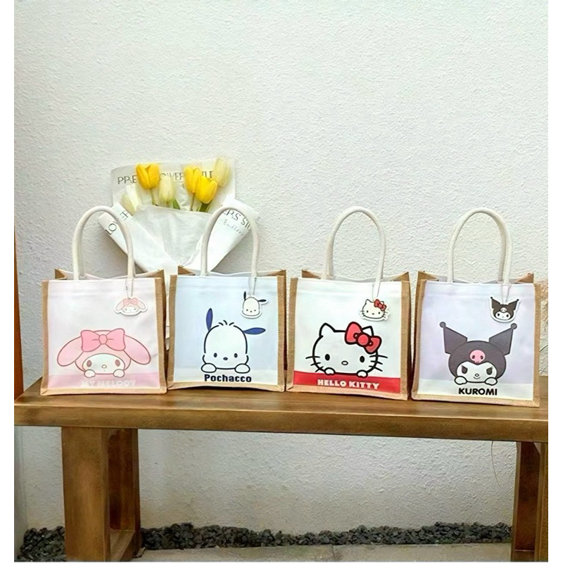 กระเป๋าหิ้ว Sanrio พร้อมพวงกุญแจ งานสวยน่านัก ไซส์กะทัดรัด กำลังดี เปิด-ปิดด้วยซิป มี 4 ลาย ขนาด 21 x 19.5 x 10 cm