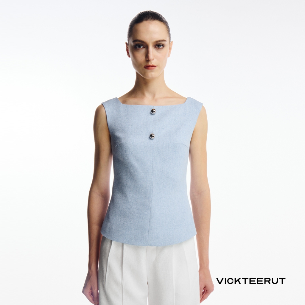 VICKTEERUT Re-Edition Boat Neck Sleeveless Blouse เสื้อคอปาด แขนกุด ตกแต่งกระดุม