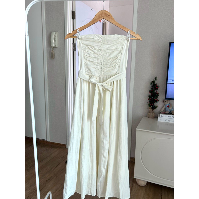 (ส่งต่อมือ 2 🥣) ชุดเดรสสีขาวครีม แบรนด์ ily.iliveyoung ใส่ไปทะเล ใส่ออกงาน